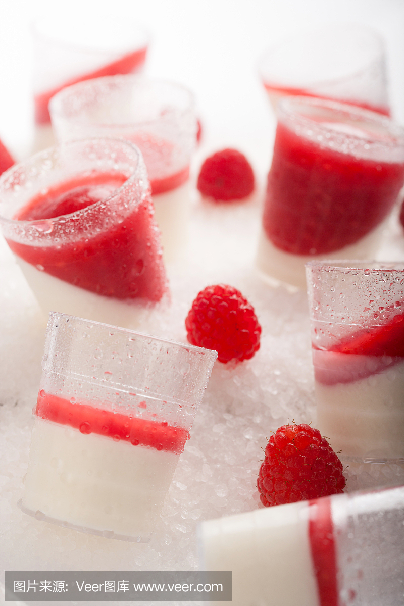 冰甜点树莓和奶油